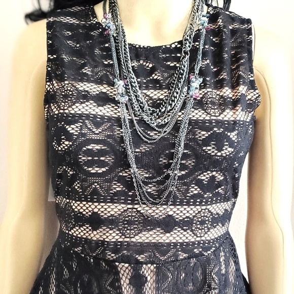 BCBG MAXAZRIA BLACK LACE CIRCLE PEPLUM SLVLS TOP - Picture 2 of 7